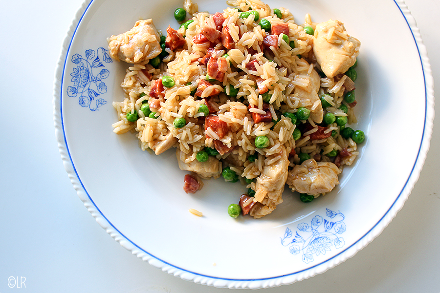 Een eenvoudige maar heel smakelijke Portugese eenpansmaaltijd van rijst met kip en doperwtjes.