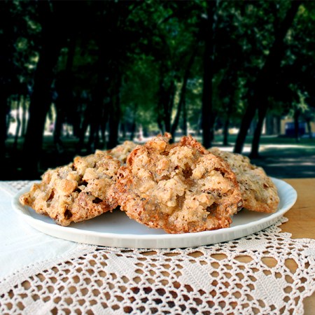 Schaaltje gevaarlijk lekkere krokante koekjes met amandelen.