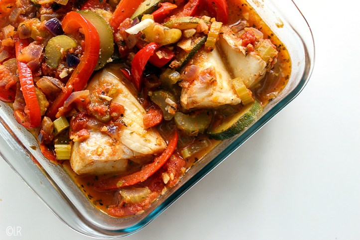 Veel groenten in tomatensaus lekker met kort gestoofde kabeljauw