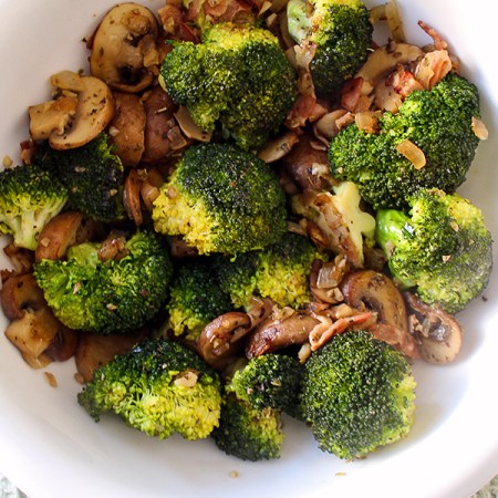 Heerlijk knapperige broccoli met champignons en spek.