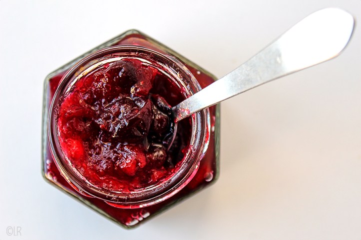 Veenbessen of cranberry compote gemaakt met wat gekonfijte marmelade, honing en kaneel.