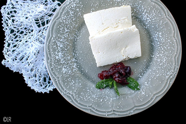 Plakjes romige kwark met honing, citroen en limoncello, een romige lichtzure afsluiting van een diner.