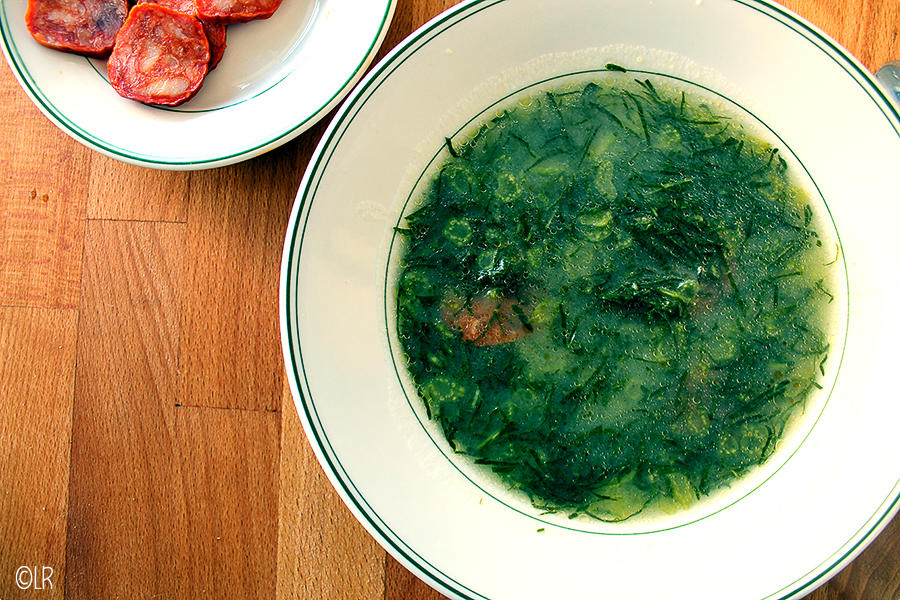 De beroemde groene soep uit Portugal gemaakt van couve galega of boerenkool.